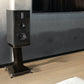 Wharfedale Aura 2 Stand Lautsprecherständer (Paar) mit Aura 2 im Wohnraum