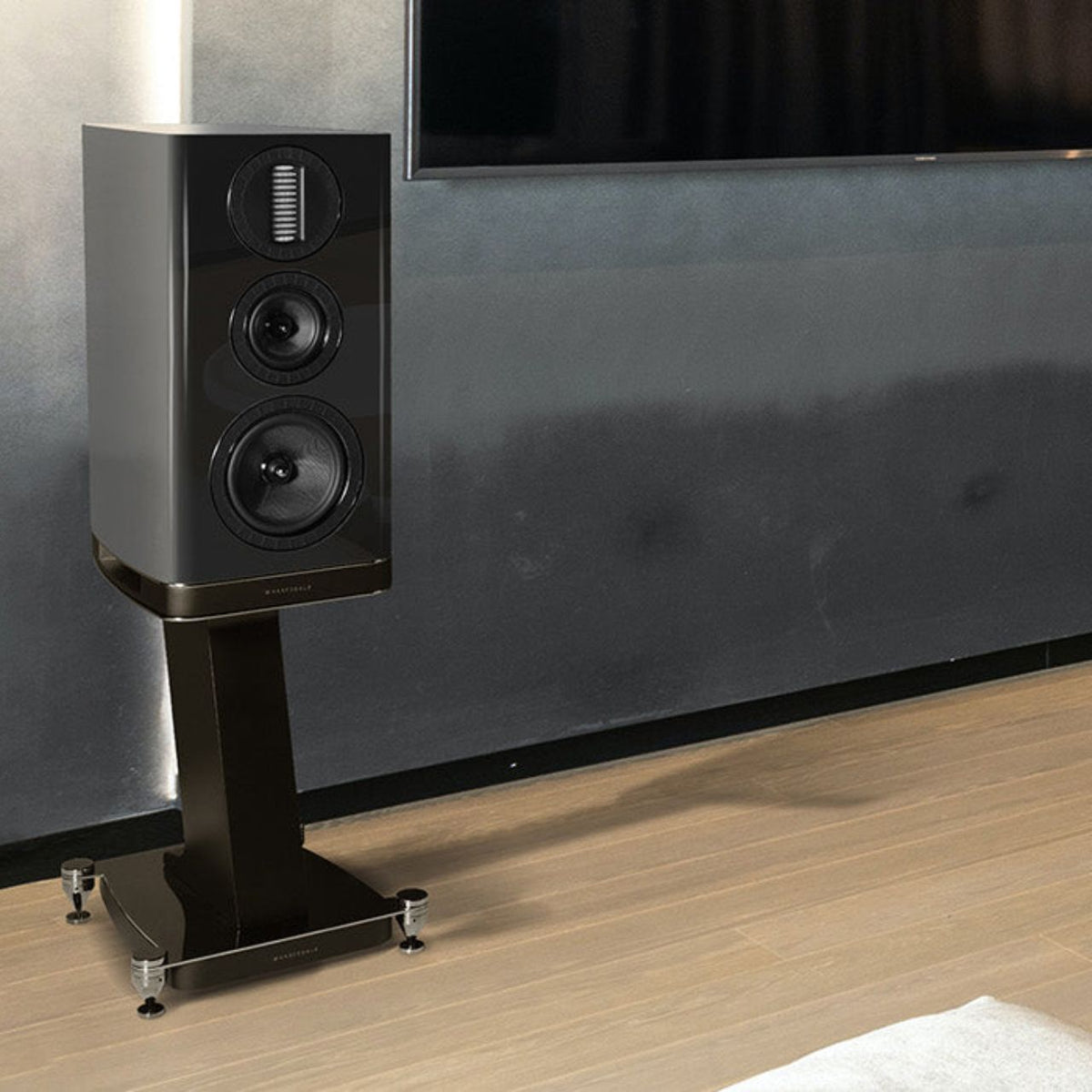 Wharfedale Aura 2 Stand Lautsprecherständer (Paar) mit Aura 2 im Wohnraum