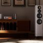 Wharfedale EVO 4.4 Standlautsprecher in Weiß im Wohnzimmer