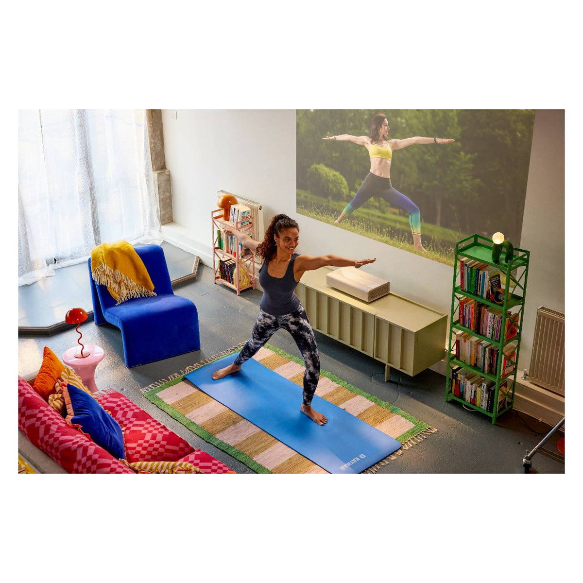 XGIMI Mira Pro 4K Laser-TV – Workout vor großem Bild bei Tageslicht