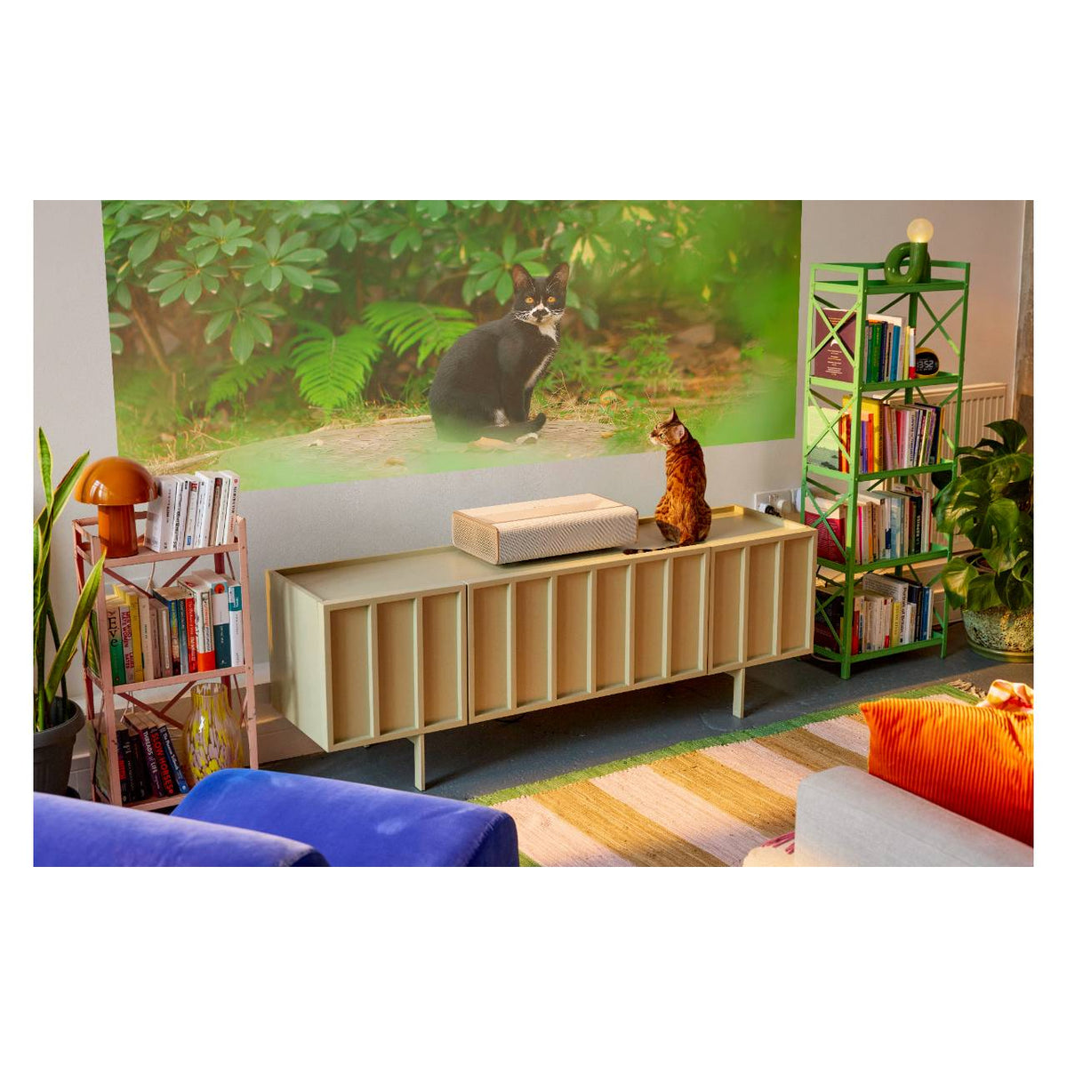 XGIMI Mira Pro 4K Laser-TV – auf dem Sideboard im hellen Raum