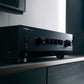 Yamaha R-N1000A Netzwerk Receiver – auf dem Sideboard im Wohnraum